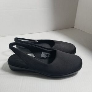 PREDICTIONS BLACK SLINGBACK SHOES ONE SHOE IS SIZE 8.5 WIDE, OTHER IS 9 WIDE